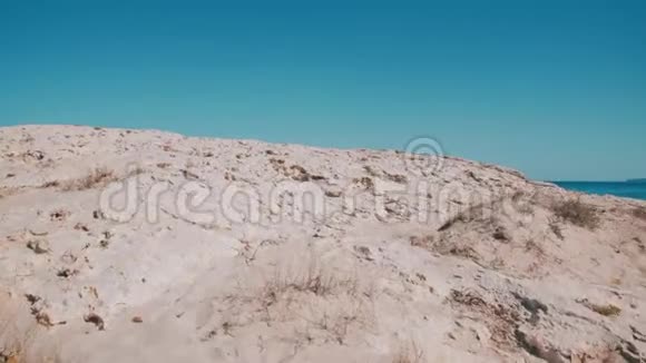 巴利阿里群岛的福门提拉在岩石海岸旅行视频的预览图
