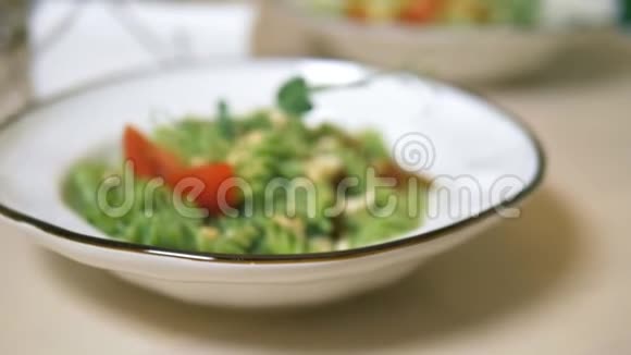 一顿素食午餐蔬菜沙拉和意大利面加绿色酱汁视频的预览图