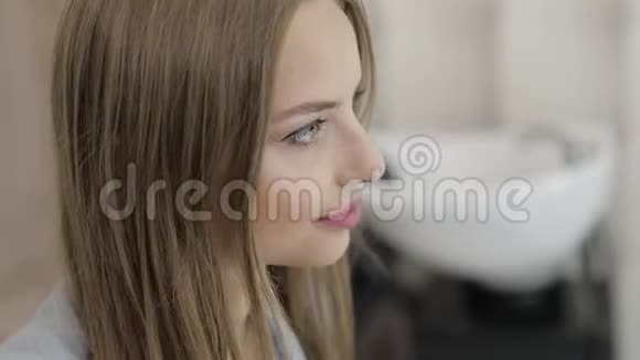 在沙龙理发前可爱的女模特微笑着看着相机视频的预览图