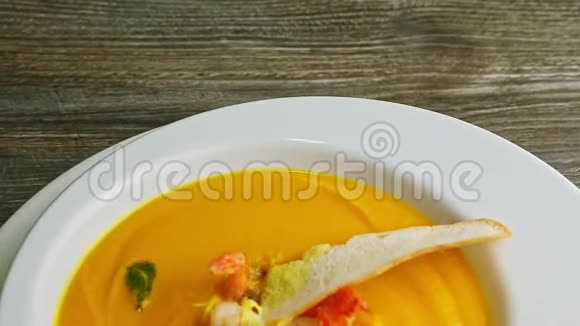 鱼奶油汤装饰和大虾尾巴碗的特写全景视频的预览图