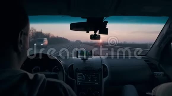 汽车车轮后面的司机看着朝阳视频的预览图