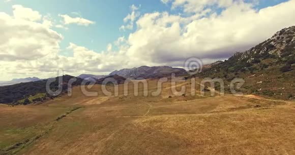 在西班牙山谷上方视频的预览图