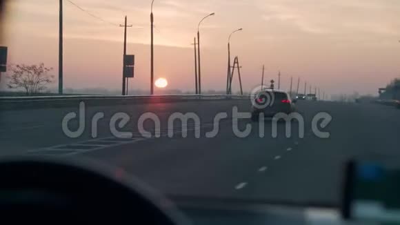 从汽车道路和公路上升起的太阳看风景视频的预览图