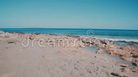 巴利阿里群岛佛门蒂拉岩石海滩海岸线视频的预览图