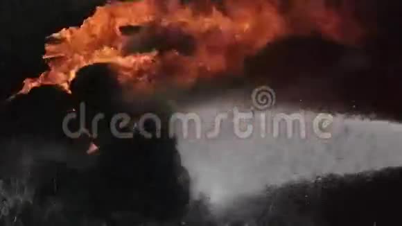 消防员用喷水灭火视频的预览图