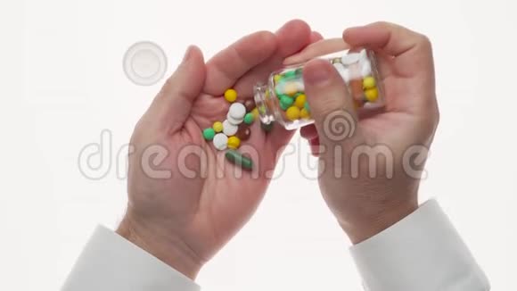 人手用丸片剂维生素药物胶囊在白色背景上分离白色衬衫商务风格医疗保健视频的预览图