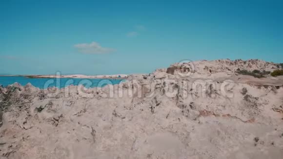 巴利阿里岛福门特拉岩石海岸线视频的预览图