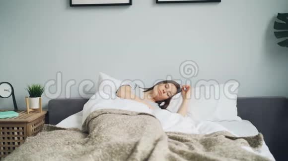 爱说话的家伙把早餐带到床上让熟睡的妻子在家接吻视频的预览图