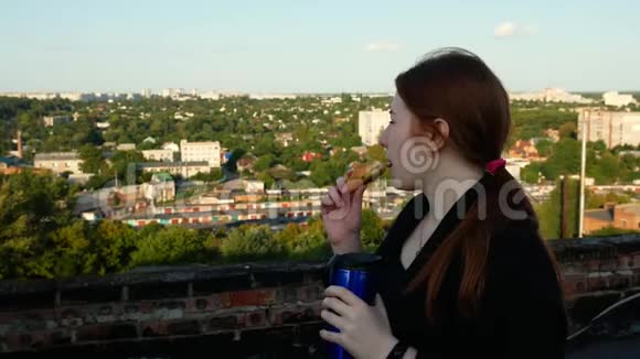 红发女孩喝咖啡吃羊角面包视频的预览图