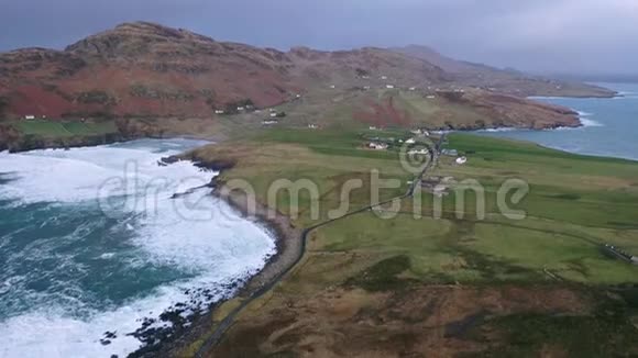 巨大的波浪在穆克罗斯头一个小半岛西基利比格斯多恩加尔县爱尔兰悬崖上的岩石是视频的预览图