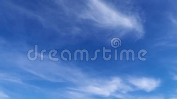 明亮美丽的蓝天背景或纹理柔和的云视频的预览图