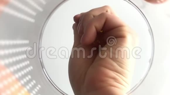 女人手把许多药丸扔进玻璃里玻璃POV视频的预览图