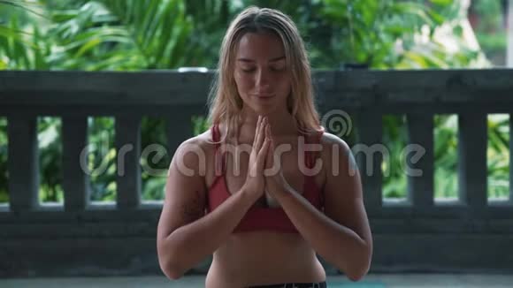 年轻女子练习瑜伽冥想在户外祈祷双手相握视频的预览图