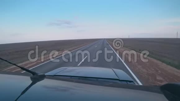 汽车在沙漠中的道路上行驶从屋顶可以看到视频的预览图