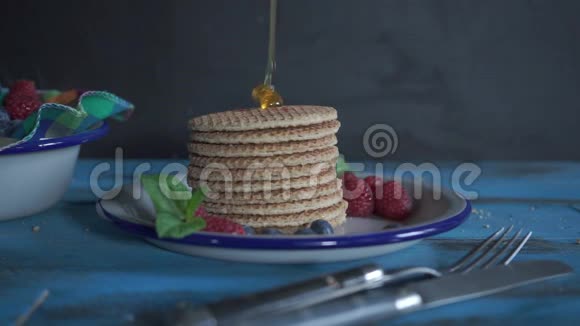 荷兰华夫饼加蜂蜜流下来一叠煎饼蜂蜜滴下一叠华夫饼视频的预览图