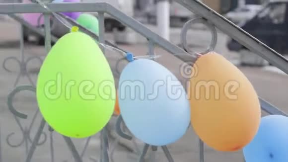 商店开张时有五颜六色的气球视频的预览图