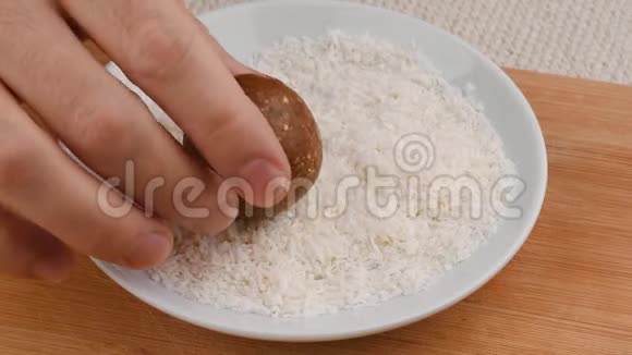 在家做饭用椰子片制作自制巧克力糖果视频的预览图
