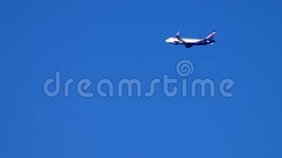 一架客机在晴朗的蓝天上飞得很远视频的预览图