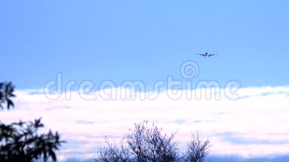 晴空万里的飞机正在降落释放底盘复制空间视频的预览图