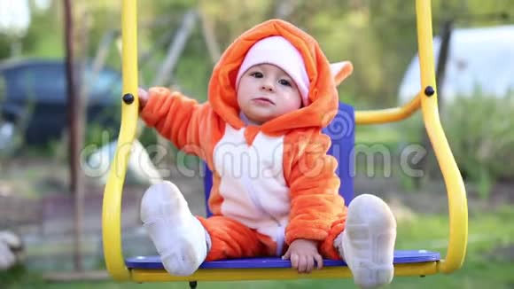 快乐的小婴儿在秋千上摆动这个女孩穿着一套cosplay狐狸服装睡衣叫吉古鲁米视频的预览图