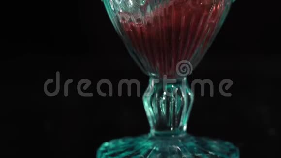 倒入蓝色玻璃杯的红汁或葡萄酒视频的预览图