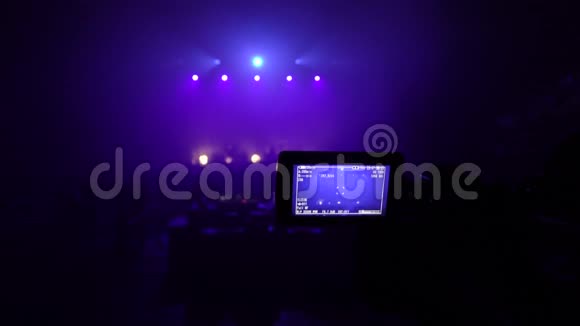 音乐会上的人用手机拍摄视频视频的预览图