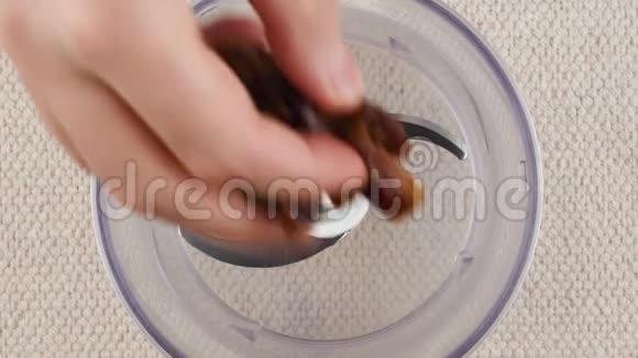 能量球一步一步的食谱烹饪配料倒入搅拌机碗中视频的预览图