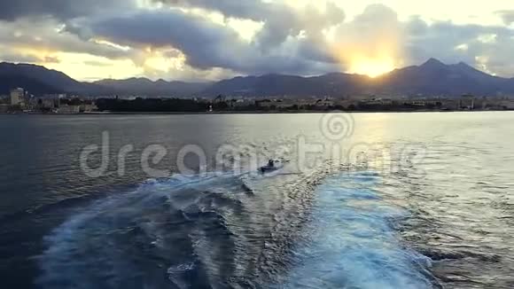 海上日落摩托艇视频的预览图