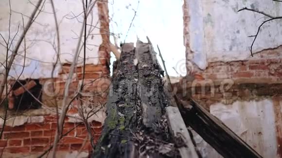 一座废弃的旧建筑里的防撞梁屋顶已经腐烂倒塌视频的预览图