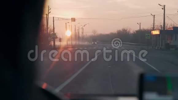 从汽车道路和高速公路上升起的令人惊叹的太阳的视野视频的预览图