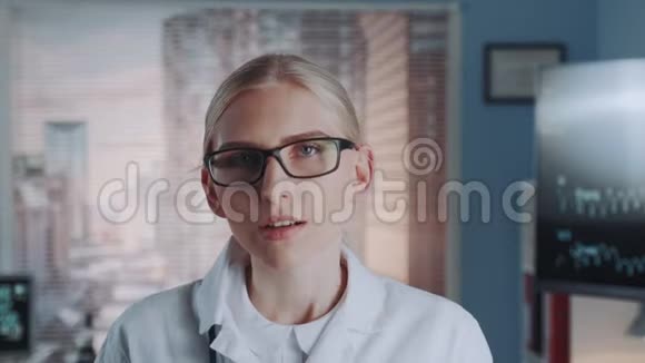 智能女医生眼镜和实验室外套的轮廓图视频的预览图