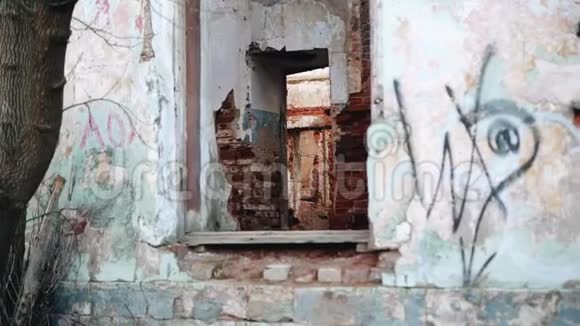 一座废弃的旧建筑穿过大楼的景色照相机在动视频的预览图