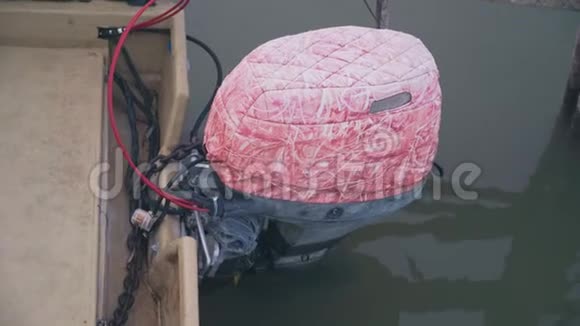 在渔船特写镜头的封面上安装一个船艇马达视频的预览图