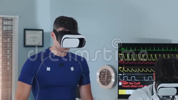 压力测试期间VR眼镜运动员在跑道上行走的特写镜头视频的预览图