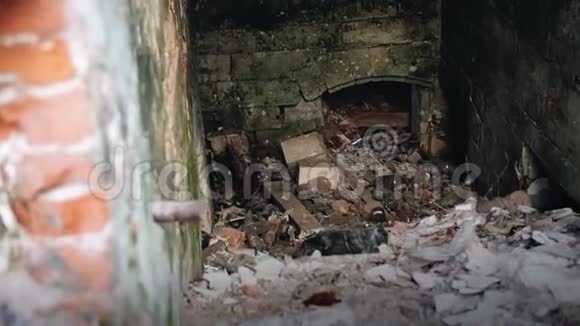 旧废弃地下室的入口视频的预览图