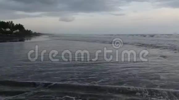 人们在印度尼西亚巴厘岛的海潮中视频的预览图
