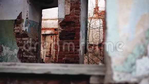 破旧的砖楼一个废弃房间的平滑全景视频的预览图