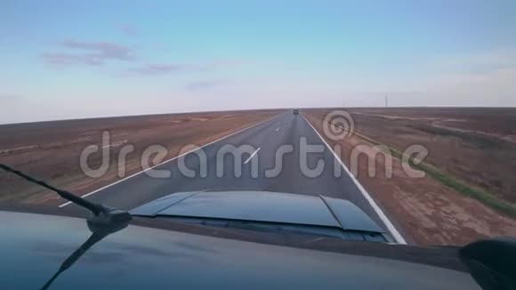 汽车在沙漠的道路上行驶从屋顶可以看到视频的预览图