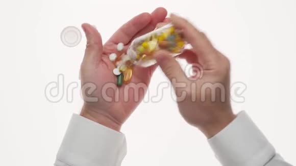 人手用丸片剂维生素药物胶囊在白色背景上分离白色衬衫商务风格医疗保健视频的预览图