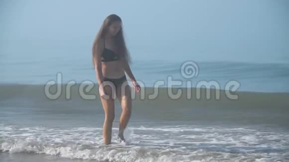 穿着泳衣的女孩在深海行走视频的预览图