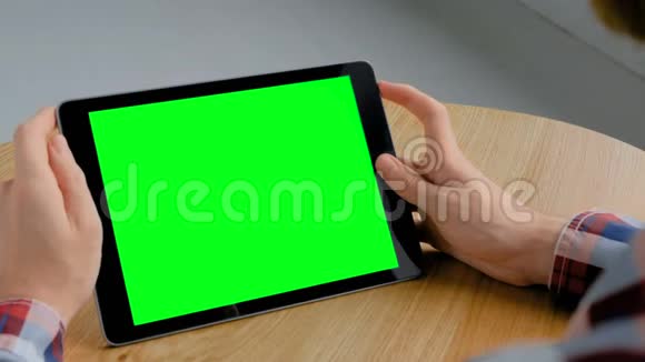 Chroma关键概念用绿色屏幕看平板电脑视频的预览图
