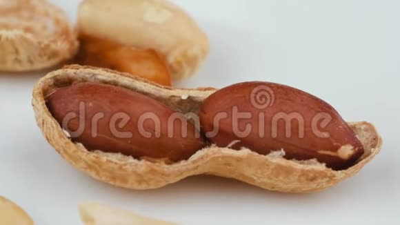 坚果腰果干杏仁都放在盘子里干的食物放在黑色的地上坚果视频的预览图