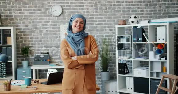 成功的穆斯林女商人在办公室微笑的慢镜头画像视频的预览图