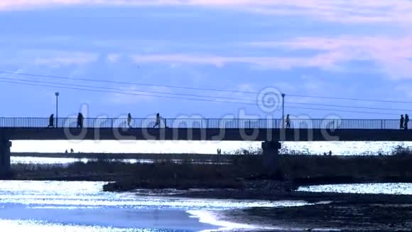 剪影河口的人行桥视频的预览图