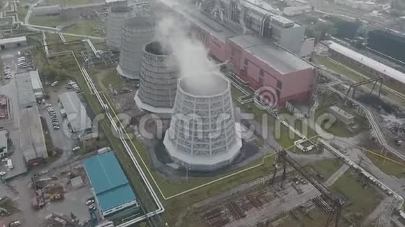 冷却塔的鸟瞰图工业区08视频的预览图