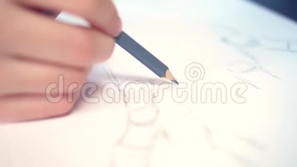 一个漂亮的黑发女孩用木制模特画素描视频的预览图