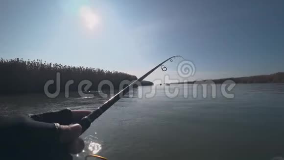 在阳光明媚的天气里钓鱼的人在美丽的河流上钓鱼视频的预览图