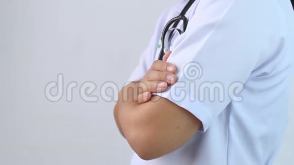 自信的女医生用手臂摆姿势的侧视交叉站在白色背景上视频的预览图