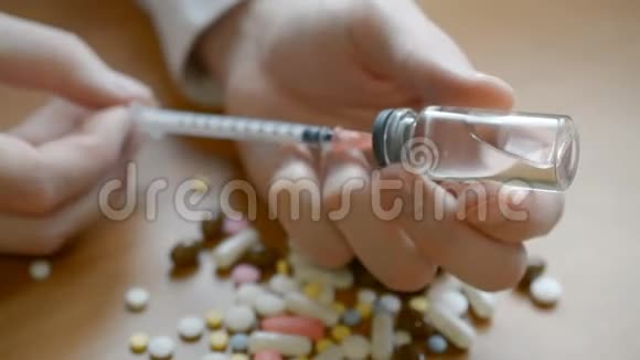 男士双手特写前景医用注射器注射疫苗视频的预览图