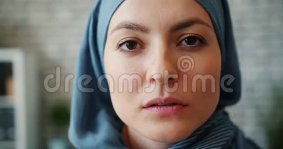 现代办公室中戴头巾的迷人中东女孩的特写肖像视频的预览图
